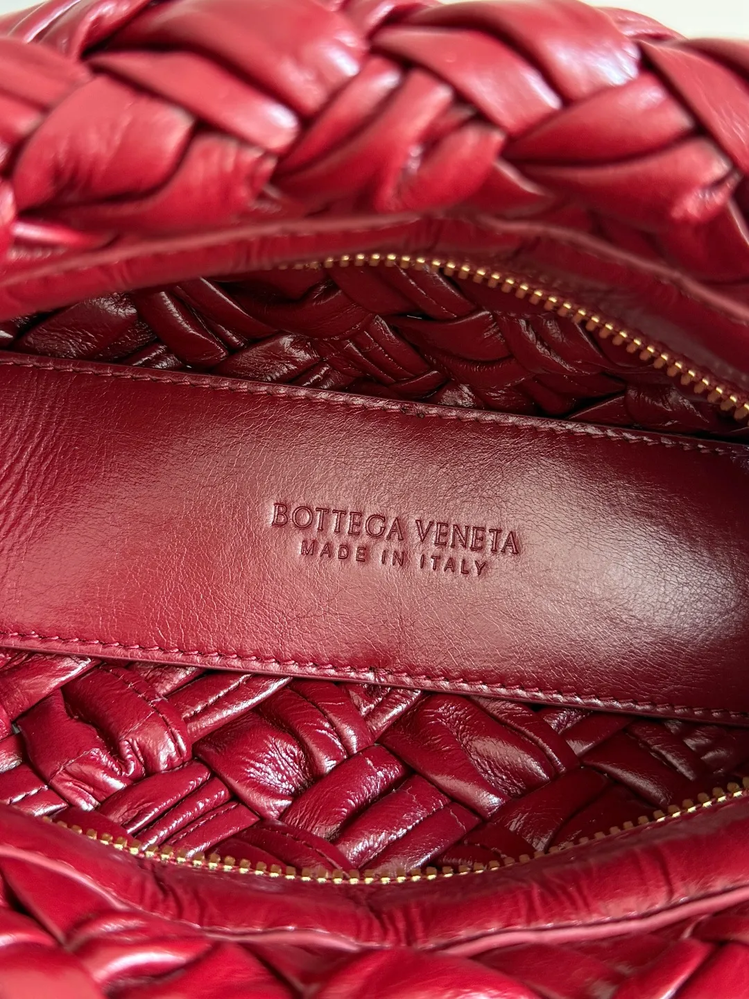 Batch 2560 BottegaVeneta's latest Kalimero cha cha fashionable chacha woven handbag, a solid product! This is really not easy to make. The oil-waxed cowhide used requires craftsmen with more than 10 years of experience to produce the effect. The hand-knitting process is very difficult and time-consuming. It is a very heavy-duty product. It has a unique texture and is worth buying. The length of the shoulder straps is also perfectly adjustable. Style number: 785780 Size: 28.5*15*6cm